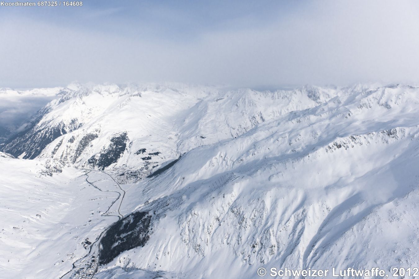 Blick vom Gemsstock zum Oberalppass, links Schöllenen; Ort vorne im Bild: Hospental